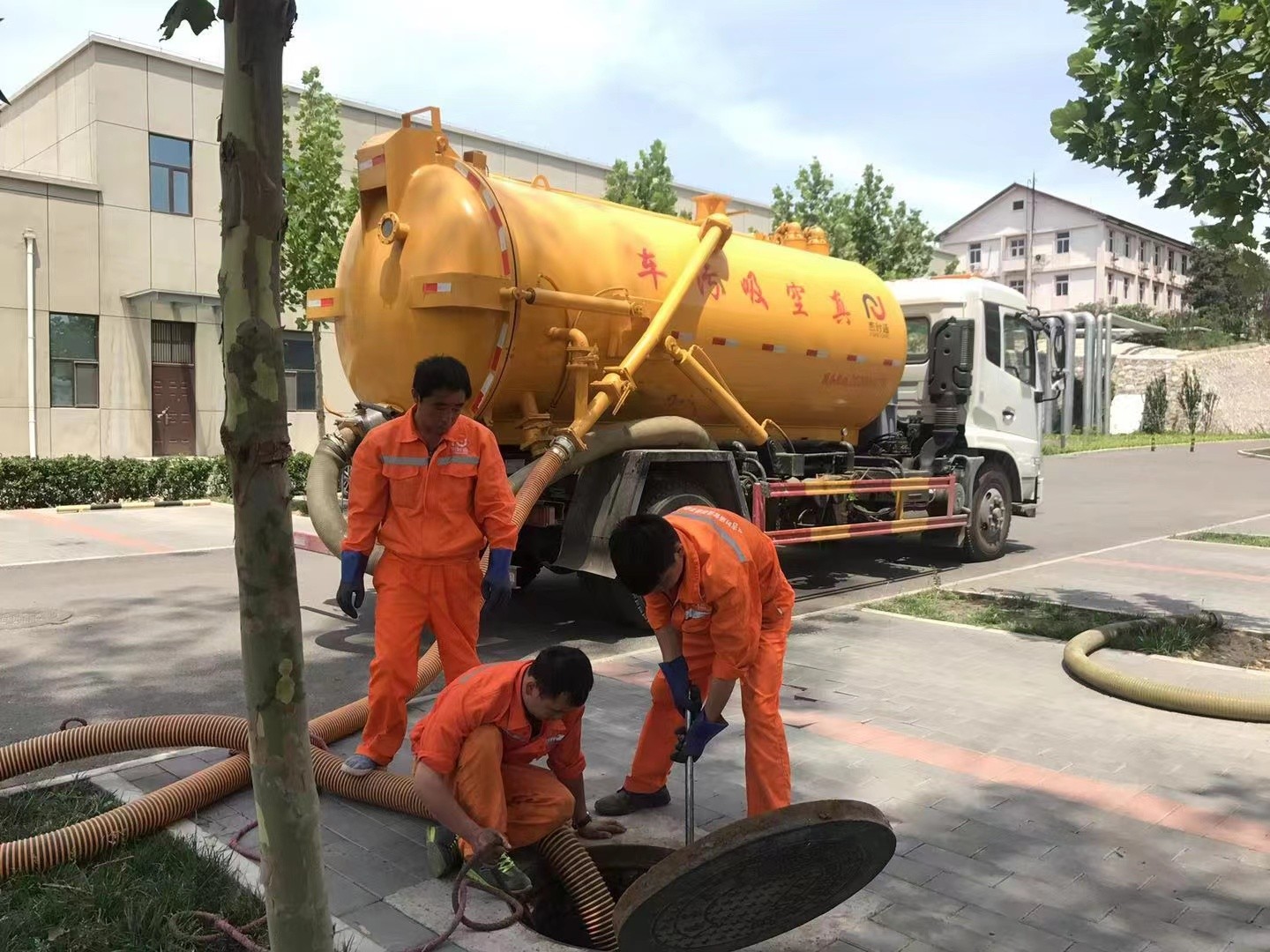 西青管道疏通车停在窨井附近