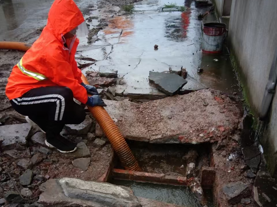 西青专业清理污水池 炜誉市政以规范流程守护城市 “肠道”